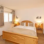 Grichting & Serviced מלון 3*